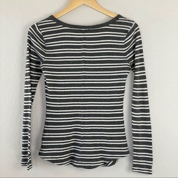 Express gray stripe fitted thermal top small - Picture 3 of 6